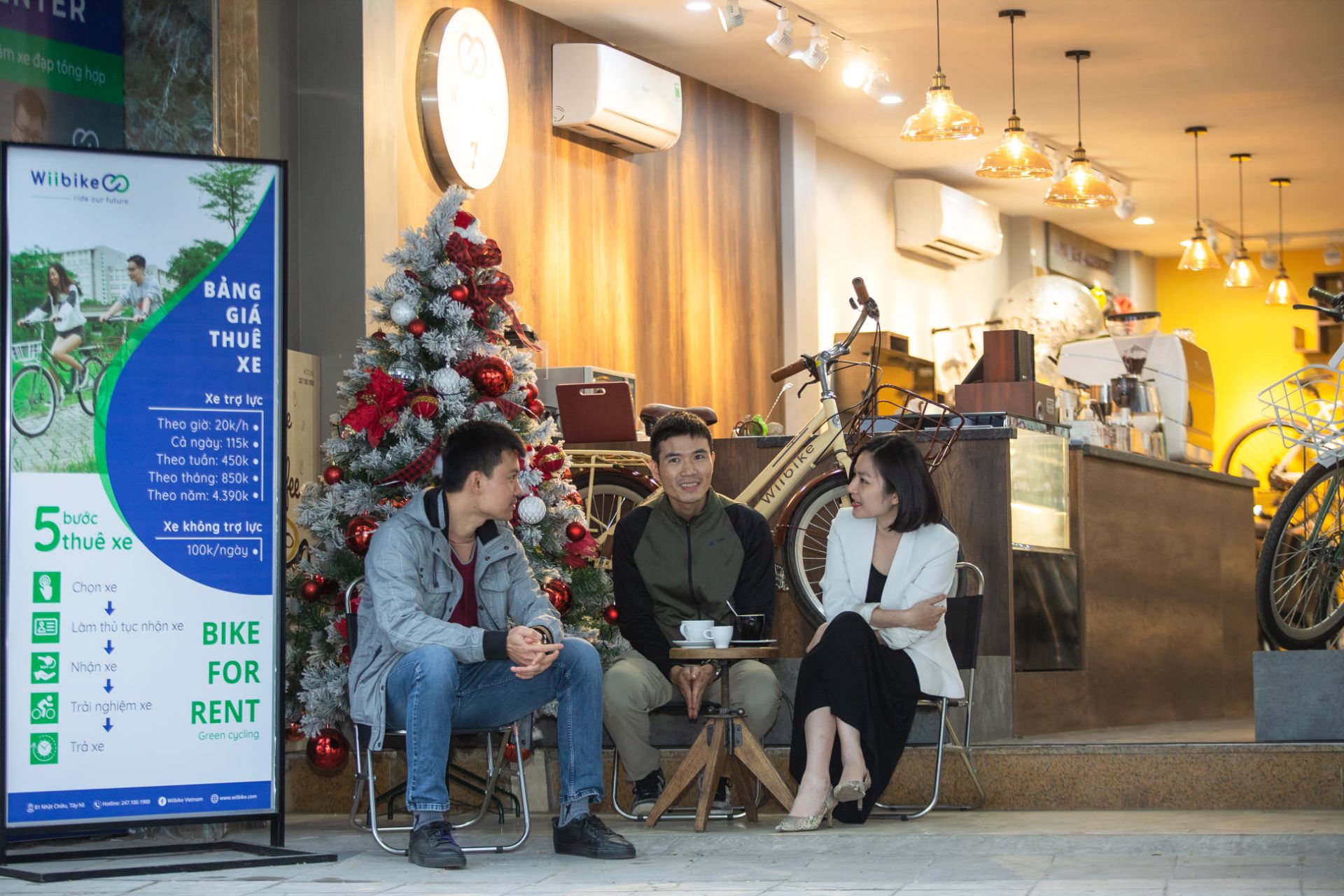 CEO Thu Hằng trò chuyện cùng các khách hàng tại mô hình mới Bikes Coffee Center.