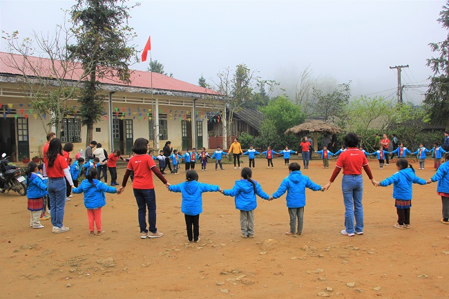 Hoạt động giao lưu với các học sinh tại Trường phổ thông dân tộc bán trú Tiểu học Sàng Ma Sáo, thôn Nà Mù Sử 1, xã Sàng Ma Sáo, huyện Bát Xát, tỉnh Lào Cai.