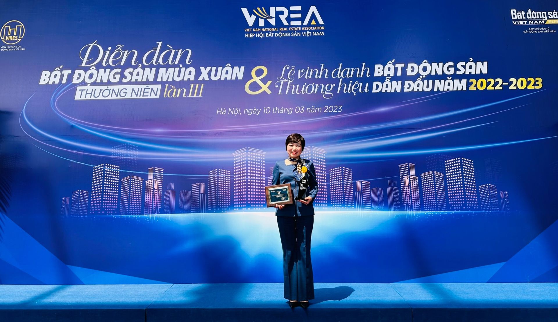 Bà Nguyễn Thị Thu Trang – Phó TGĐ Glexhomes – Đơn vị Quản lý Kinh doanh & Marketing dự án nhận giải thưởng