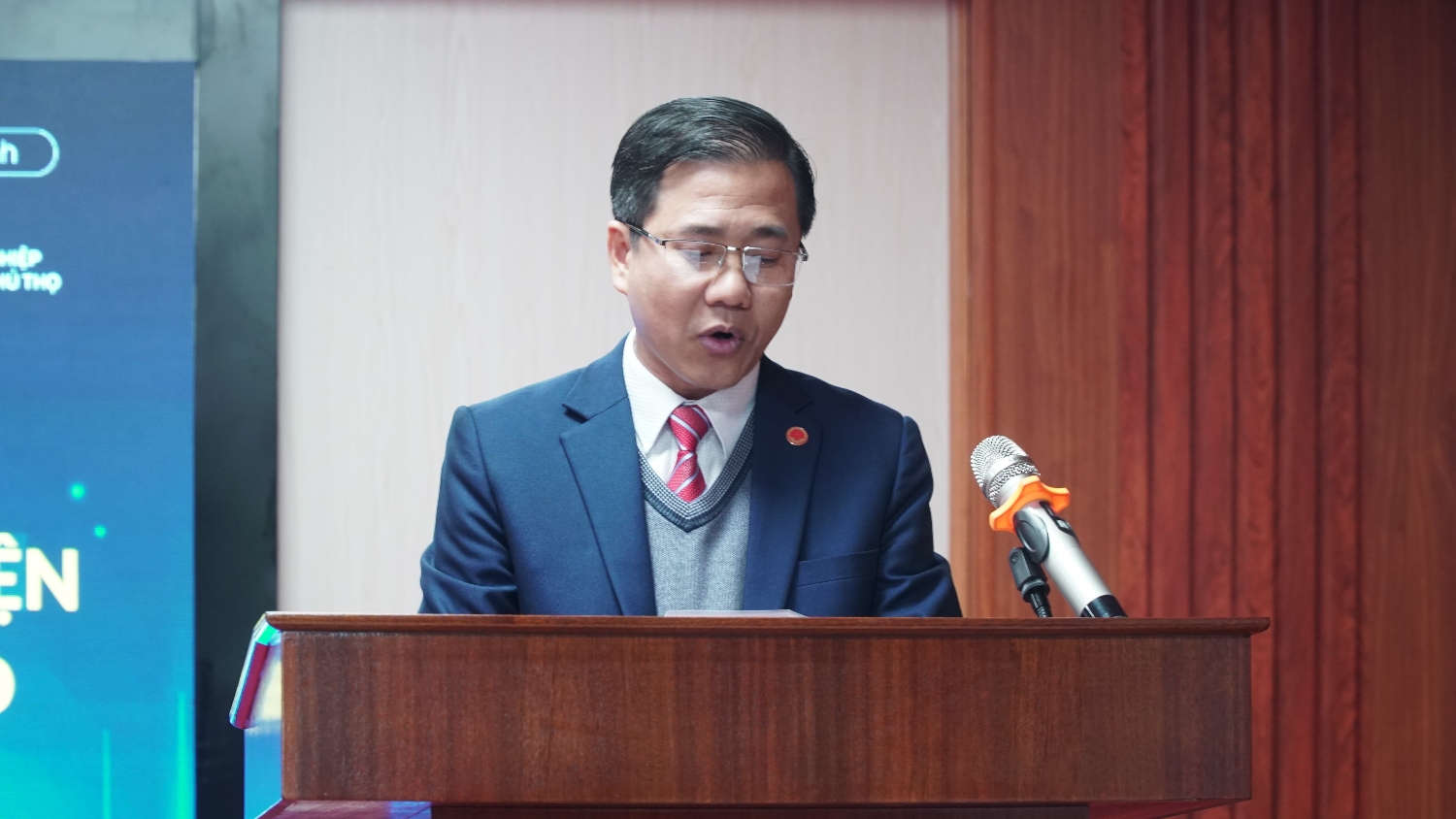 Ông Đàm Đắc Tiến - Phó CT thường trực kiêm Tổng thư ký Hiệp hội DNNVV tỉnh Phú Thọ phát biểu
khai mạc chương trình