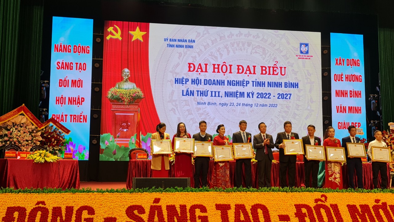 Chủ tịch UBND tỉnh Ninh Bình trao bằng khen cho các tập thể có thành tích xuất sắc trong công tác xây dựng và phát triển Hiệp hội