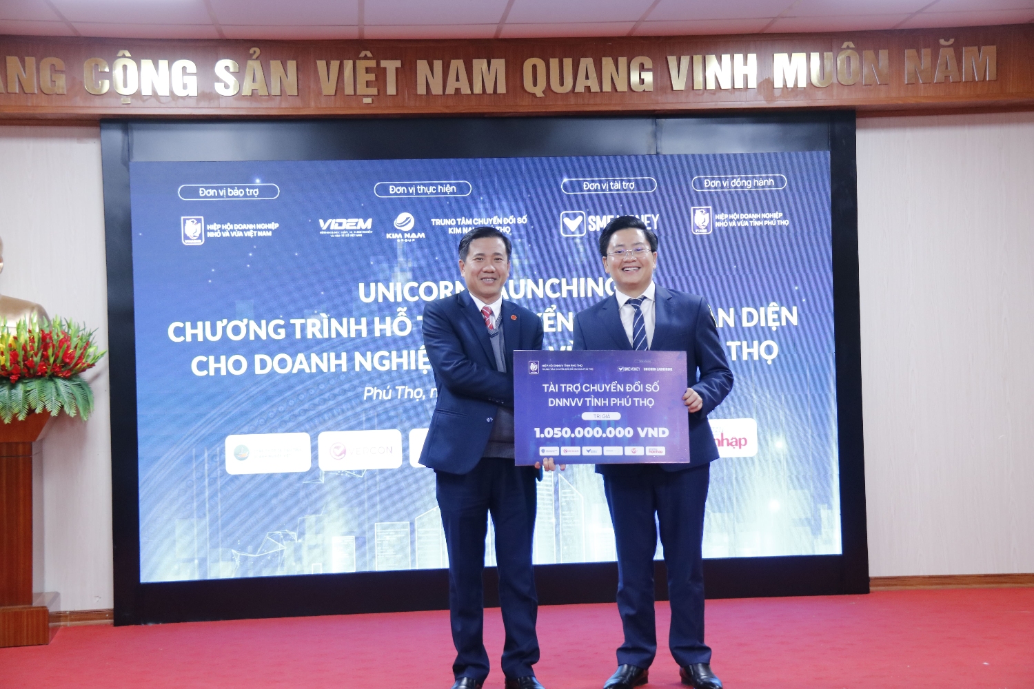 Ông Nguyễn Kim Hùng trao gói tài trợ hơn 1 tỷ đồng cho đại diện Hiệp hội DNNVV tỉnh Phú Thọ