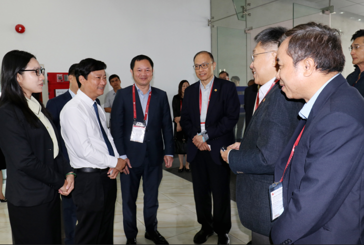 Chủ tịch UBND tỉnh Võ Văn Minh trao đổi với lãnh đạo Liên đoàn Công nghiệp và Thương mại Hoa Sing