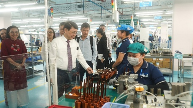 Ông Hà Hoàng Việt Phương, Trưởng Ban Quản lý Khu kinh tế Dung Quất (áo trắng) thăm nhà máy