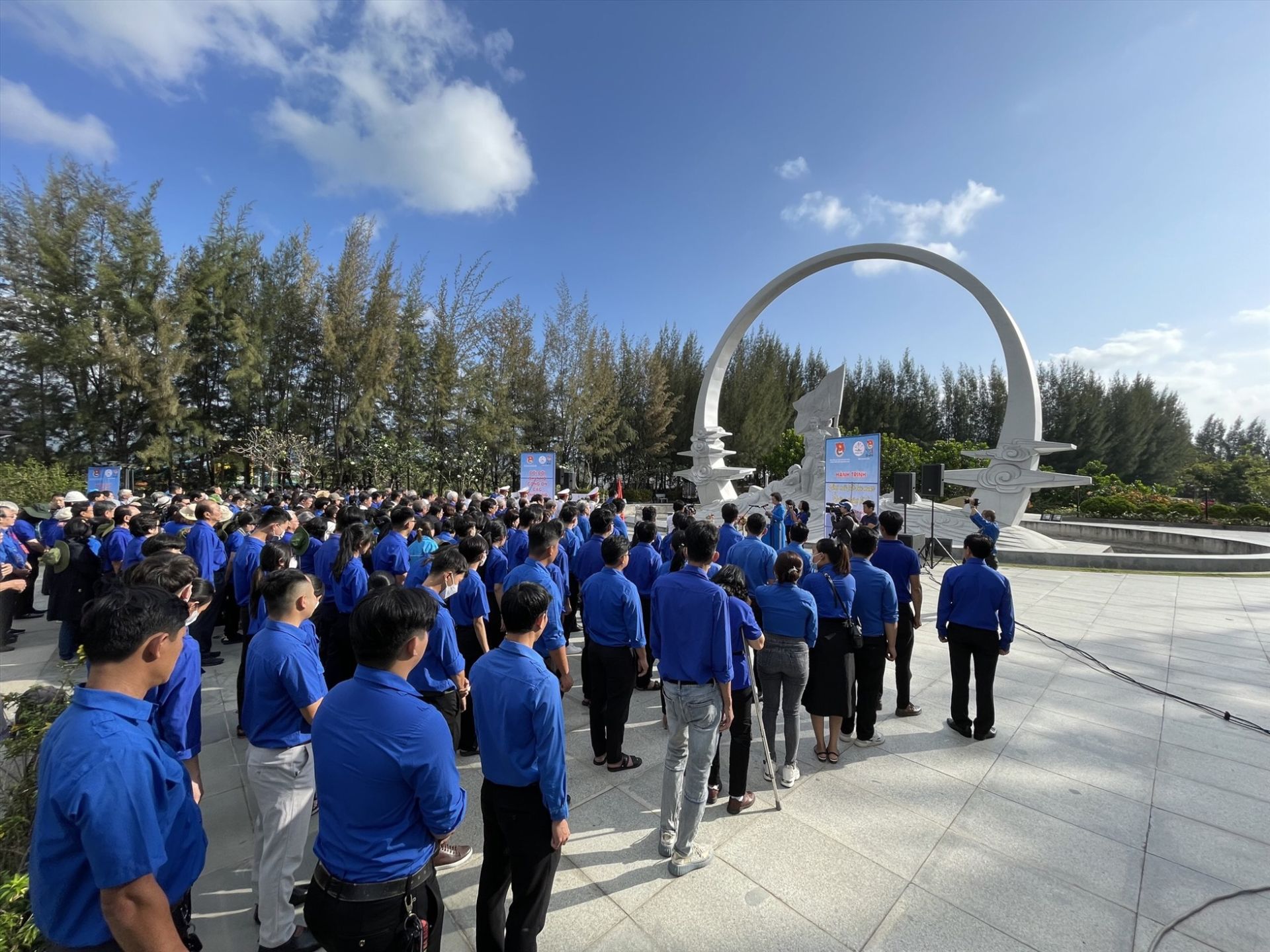Đông đảo thanh niên cùng tham gia Lễ dâng hương, dâng hoa tưởng nhớ các chiến sĩ Gạc Ma