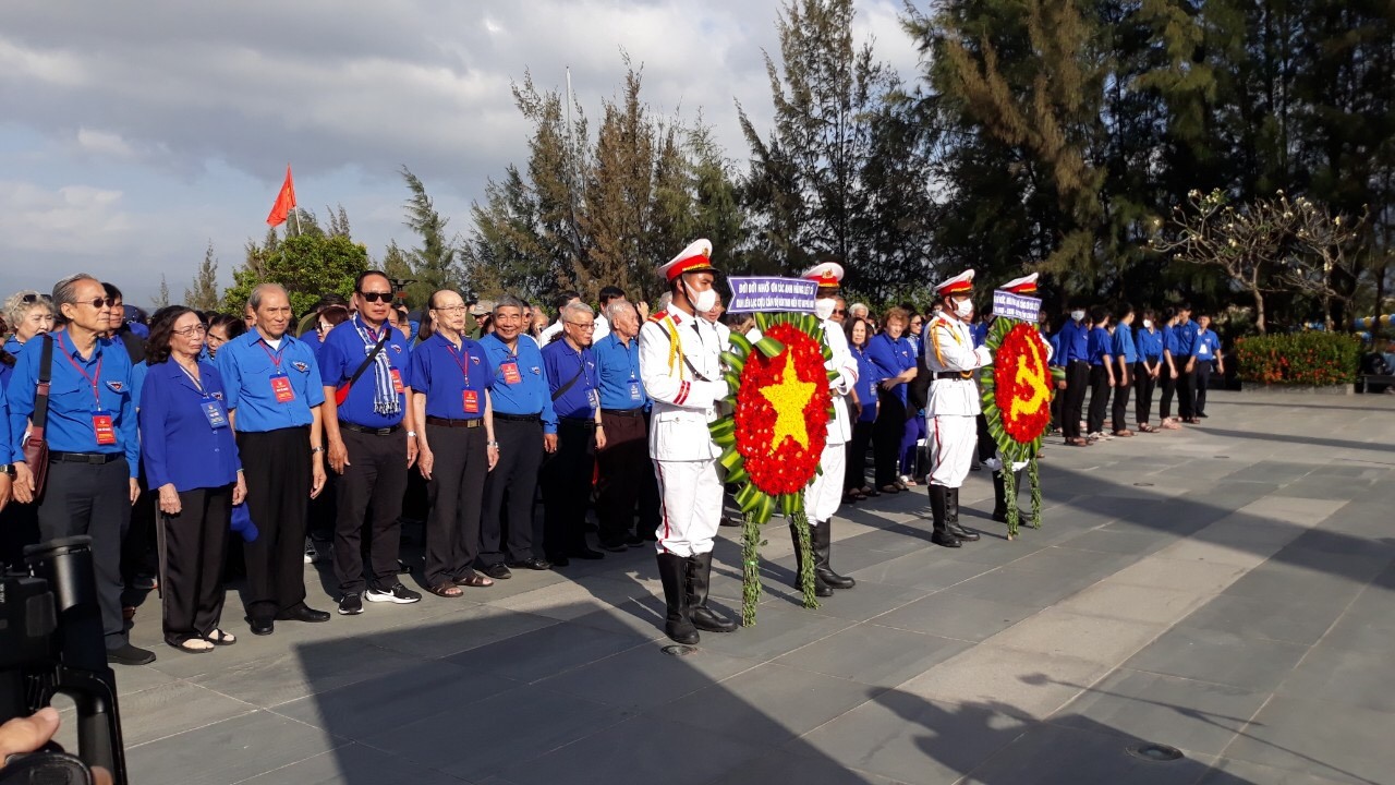 Đoàn Cựu cán bộ Đoàn TNVN phía Nam dâng hoa cho các chiến Gạc Ma