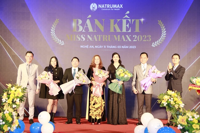 Ban tổ chức Chương trình Tìm kiếm Người đẹp cộng đồng – Miss Natrumax 2023 trao hoa cho các thành viên Ban giám khảo