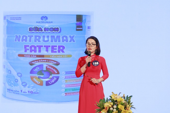 Chị Phạm Thị Hường - NPP tỉnh Hải Dương tham gia với phần thi thuyết trình