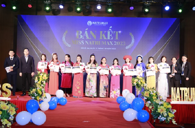 Ông Nguyễn Tất Tùng - Chủ tịch HĐQT Natrumax Việt Nam (người thứ 2 bên trái) trao Bằng khen cho các thí sinh tham dự Top 30 Miss Natrumax 2023