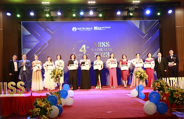 BLĐ công ty trao tặng bằng khen và hoa cho các thí sinh lọt vào Top 15