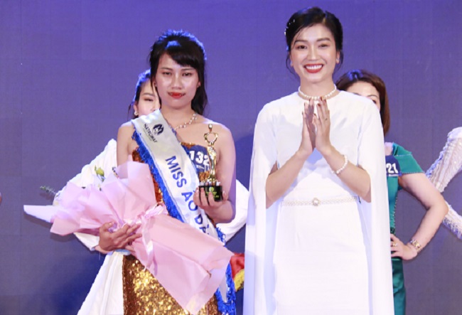 Bà Nguyễn Mai trao tặng danh hiệu Miss Áo dài Trương Thị Mai