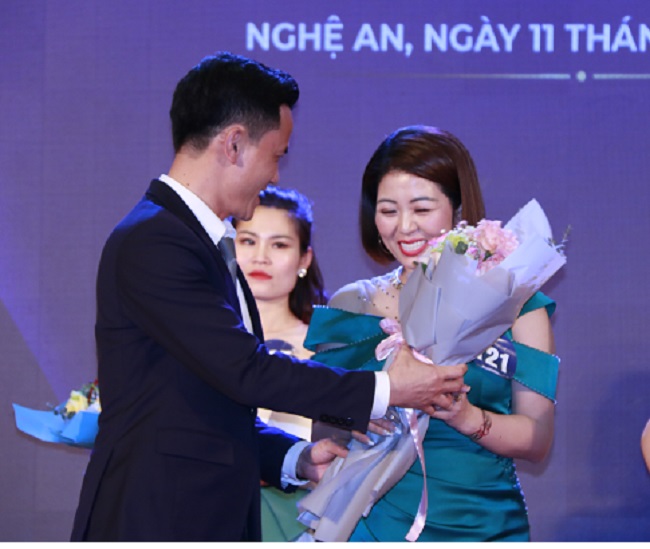 Ông Nguyễn Bá Hà-PCT HĐQT trao danh hiệu  Miss Tài năng cho thí sinh Vũ Thị Thu