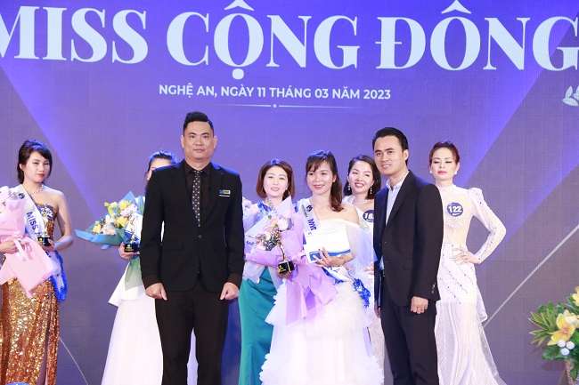 Ban lãnh đạo Công ty trao danh hiệu Miss Cộng đồng