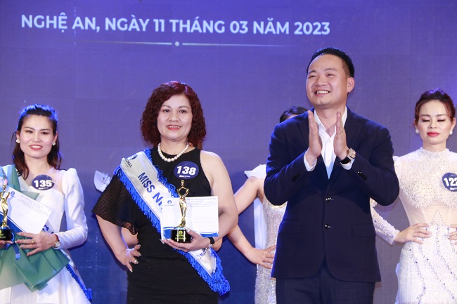 Ông: Nguyễn Tất Tùng - Chủ Tịch HĐQT  và bà Nguyễn Mai - Tổng giám đốc Natrumax Việt Nam trao danh hiệu Miss Nhân Ái