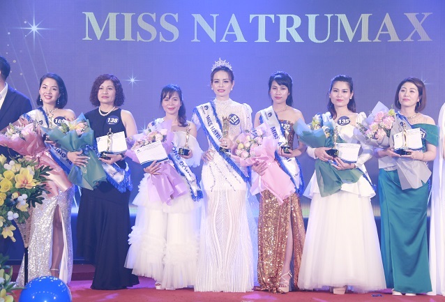 Miss Natrumax 2023 Trần Thị Oanh (Người đứng giữa)  cùng các danh hiệu khác tại chương trình Tìm kiếm Người đẹp cộng đồng
