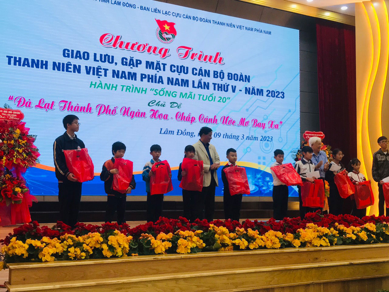 Tặng quà cho học sinh hiếu học tại Lâm Đồng