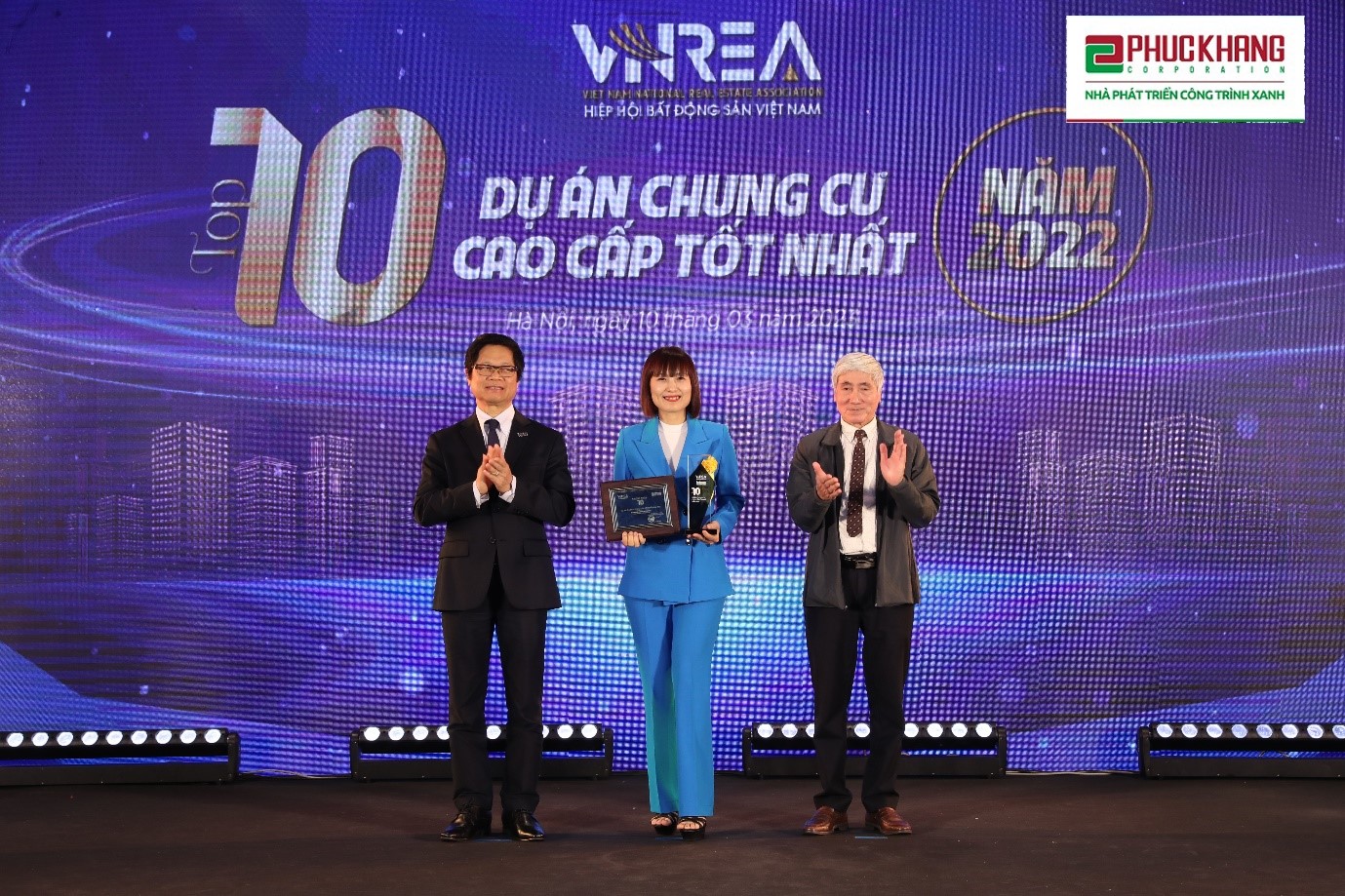 Representative of Phuc Khang Corporation (in the middle) received the award "Top 10 best luxury apartment projects in 2022" for the green building Diamond Lotus Riverside