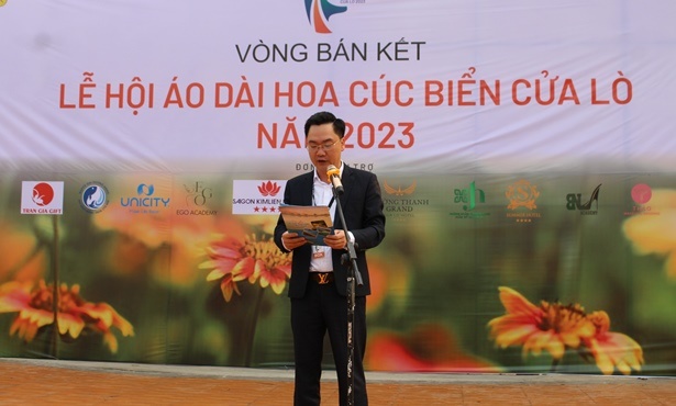 Ông Hoàng Văn Phúc - Phó Chủ tịch UBND thị xã Cửa Lò, Trưởng Ban tổ chức phát biểu khai mạc vòng bán kết  Lễ hội 