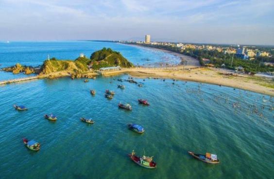 Từ đảo Lan Châu nhìn vào, du khách sẽ thấy được cảnh quan thơ mộng hữu tình của Đô thị du lịch biển Cửa Lò