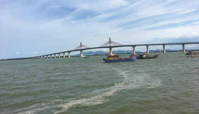 Cầu Cửa Hội nối liền đôi bờ sông Lam không chỉ góp phần tạo thuận lợi cho du khách đi lại, mà còn là điểm check-in ấn tượng cho du khách khi về với phổ biển Cửa Lò thơ mộng