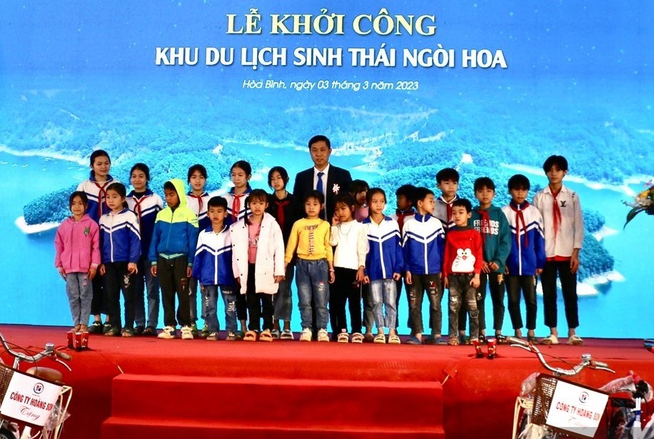 During the groundbreaking ceremony, a representative of Hoang Son Trade Construction Energy Investment Joint Stock Company presented disadvantaged students with bicycles to help them overcome obstacles.
