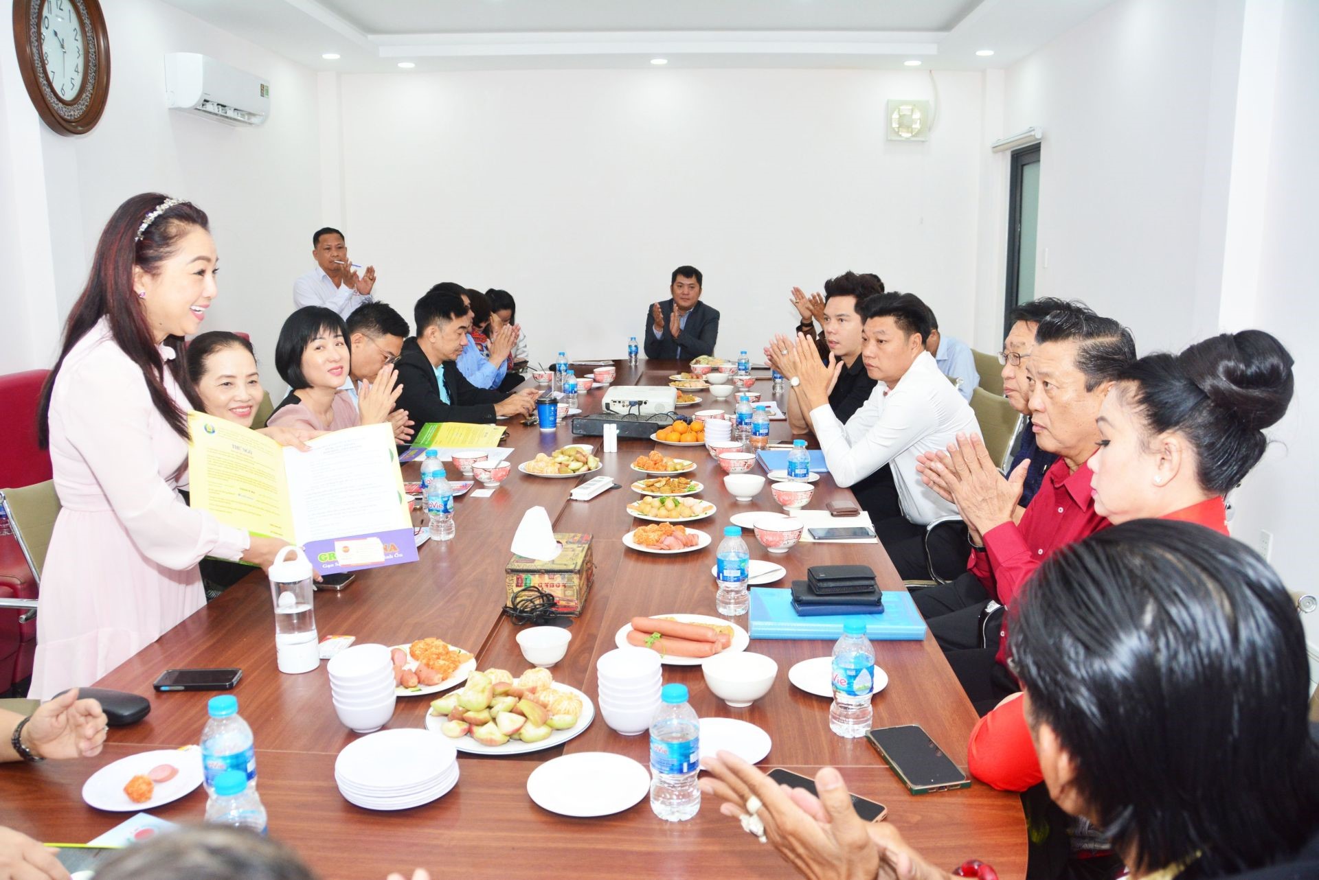 The Board of Directors of HAMBURGER KOBE Food Processing Joint Stock Company met with the Board of Directors of Viet Sin Food Industry Joint Stock Company.