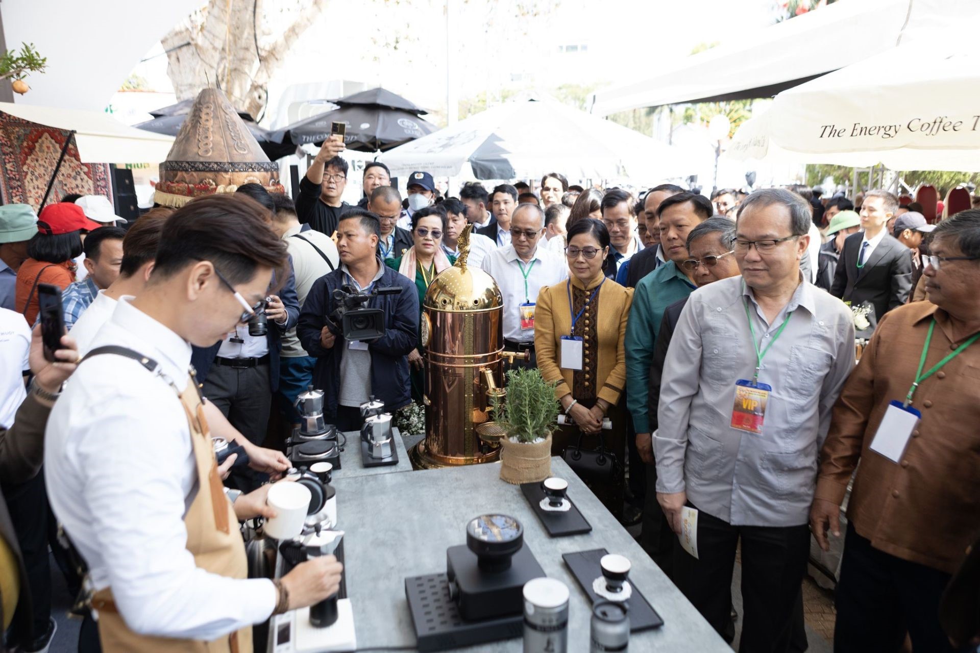 The special booth of Trung Nguyen Legend attracts a large number of visitors to experience the three typical coffee civilizations of the Ottoman-Roman-Zen world.