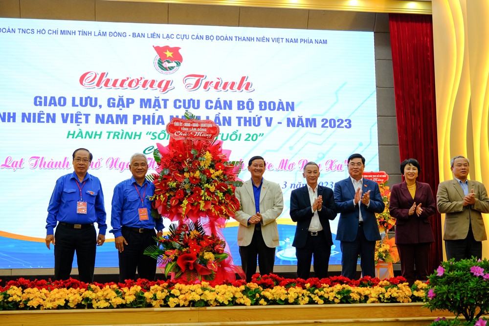 Leaders gave flowers to congratulate the former staff of the Vietnam Youth Union.