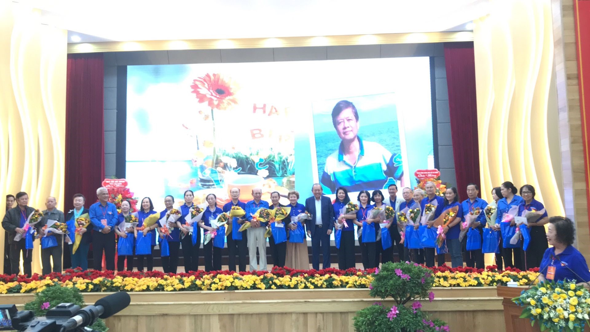 Comrade Truong Hoa Binh presented flowers to honor former Youth Union officials who had many achievements in social work and the activities of the Southern Vietnam Youth Union Former Liaison Committee.