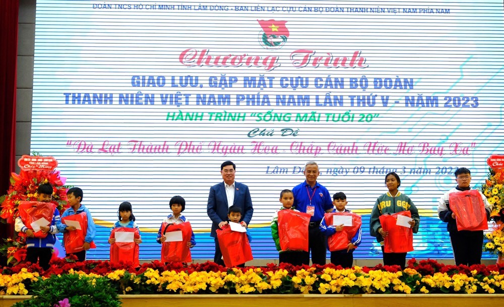 Awarding scholarships to students who have overcome difficulties to study well in Da Lat city.