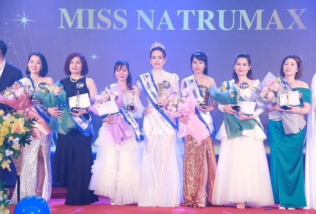 Miss Natrumax 2023 Tran Thi Oanh (The middle one) and other titles at the Community Beauty Search program.