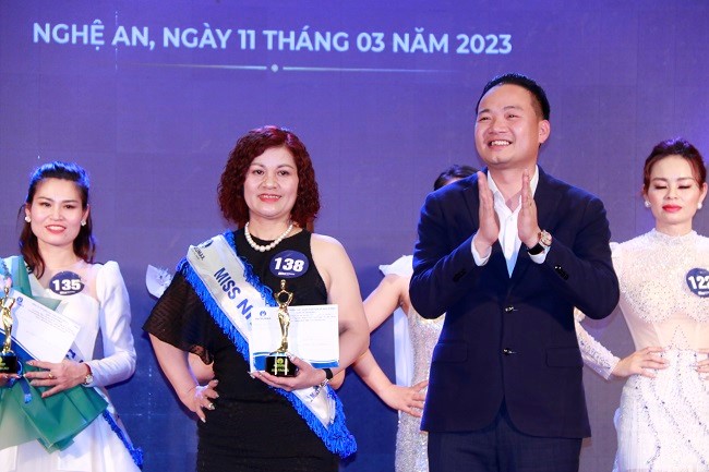 Mr. Nguyen Tat Tung - Chairman of the Board of Directors and Ms. Nguyen Mai - General Director of Natrumax Vietnam awarded the title of Miss Nhan Ai.