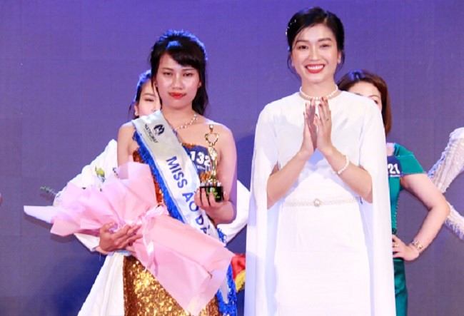 Ms. Nguyen Mai awarded the title of Miss Ao Dai to contestant Truong Thi Mai.