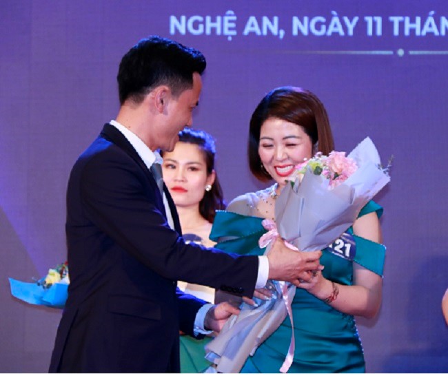 Mr. Nguyen Ba Ha - PCT of the Board of Directors awarded the title of Miss Talent to contestant Vu Thi Thu.
