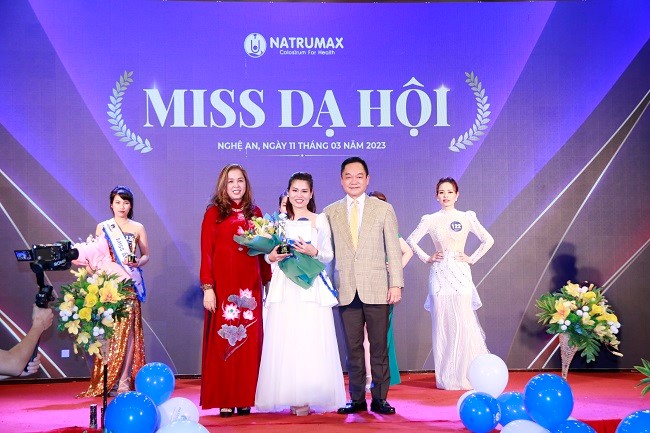Ms. Phan Thi Thanh Ha - MSc, Doctor, Product Research and Development Director, and Mr. Rocky Chan - Song Lam Hotel Owner awarded the title of Miss Prom to contestant Tran Thi Duyen.