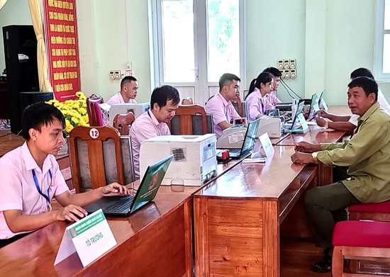 Ngân hàng CSXH huyện Tân Sơn giải ngân và thu nợ định kỳ tại các xã trên địa bàn