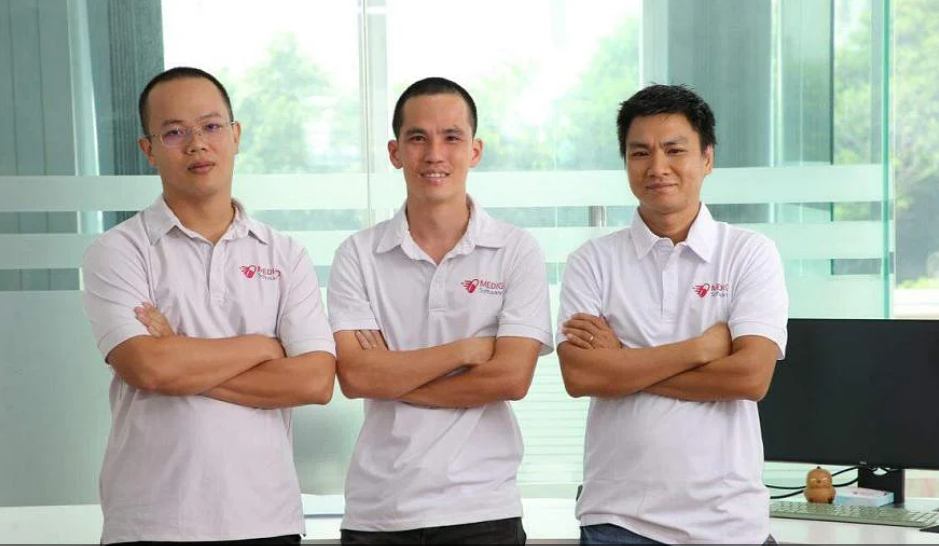 Nhân sự chủ chốt của Medigo (từ trái sang) gồm Giám đốc phát triển sản phẩm Hồ Sĩ Duy, Giám đốc điều hành Lê Hữu Hà và Giám đốc kỹ thuật Phạm Tấn Liêm;