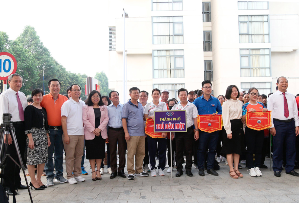Provincial leaders and organizers presented souvenir flags and took souvenir photos with the delegations attending the Binh Duong province 2023 Half Marathon opening ceremony and Olympic Running Day for the health of the entire population.
