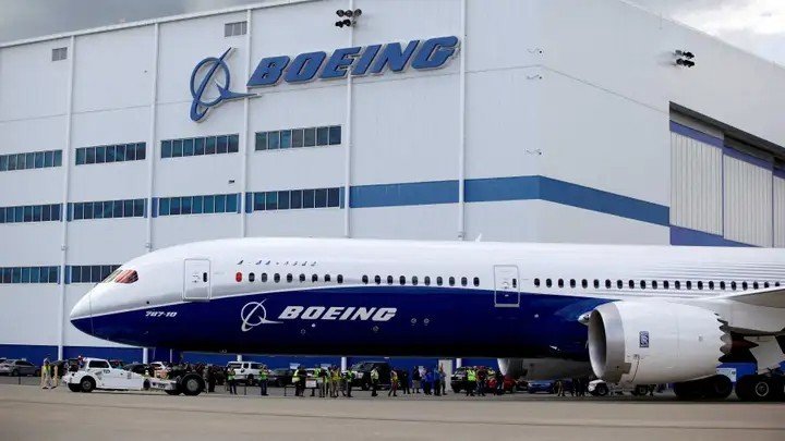 Một chiếc Boeing 787-10 Dreamliner lăn bánh tại Boeing South Carolina ở Bắc Charleston, Nam Carolina, vào ngày 31 tháng 3 năm 2017. Boeing hôm thứ Ba thông báo họ đã ký thỏa thuận bán cho các hãng hàng không Ả Rập Saudi tới 121 máy bay. (Reuters/Randall Hill/Ảnh Reuters)