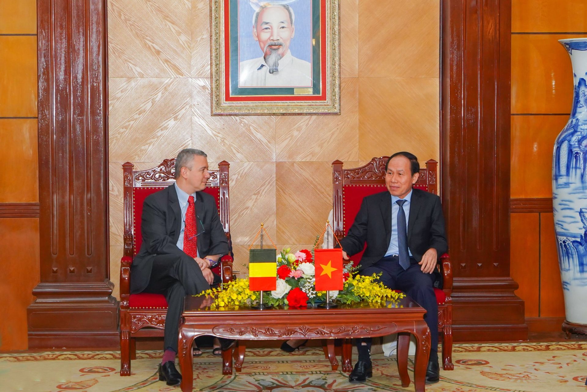 Bí thư Thành  ủy Lê Tiến Châu tiếp và làm việc với Đại sứ Vương quốc Bỉ tại Việt Nam Karl Van den Bossche.