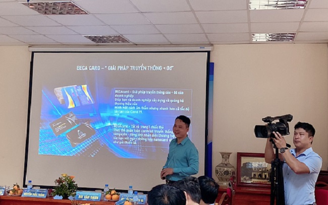 Ông Dương Thanh Sơn - Giám đốc Trung tâm Tư vấn và Hỗ trợ doanh nghiệp tỉnh Bắc Giang giới thiệu áp dụng công nghệ trong khảo sát DDCI
