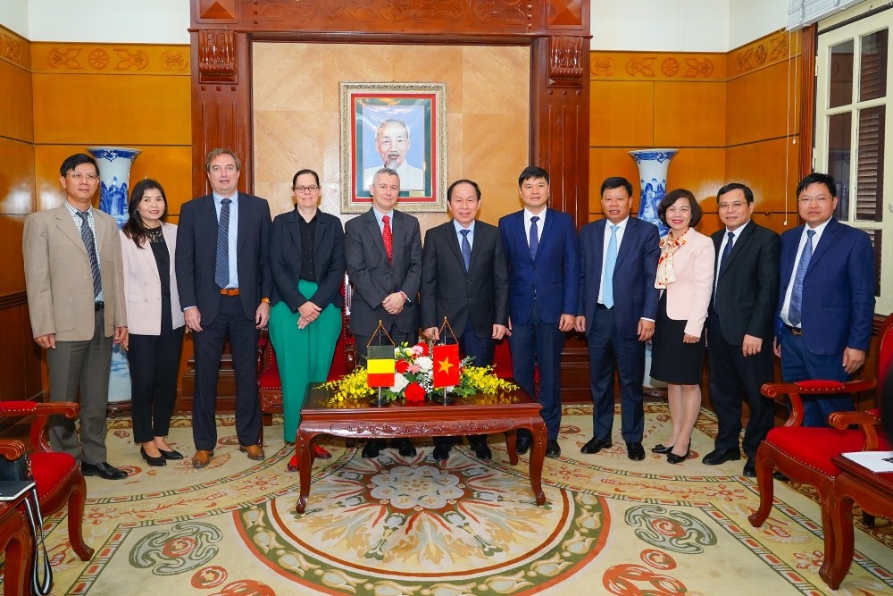Lãnh đạo thành phố Hải Phòng chụp ảnh lưu niệm cùng Đoàn đại sứ vương quốc Bỉ tại Việt Nam.