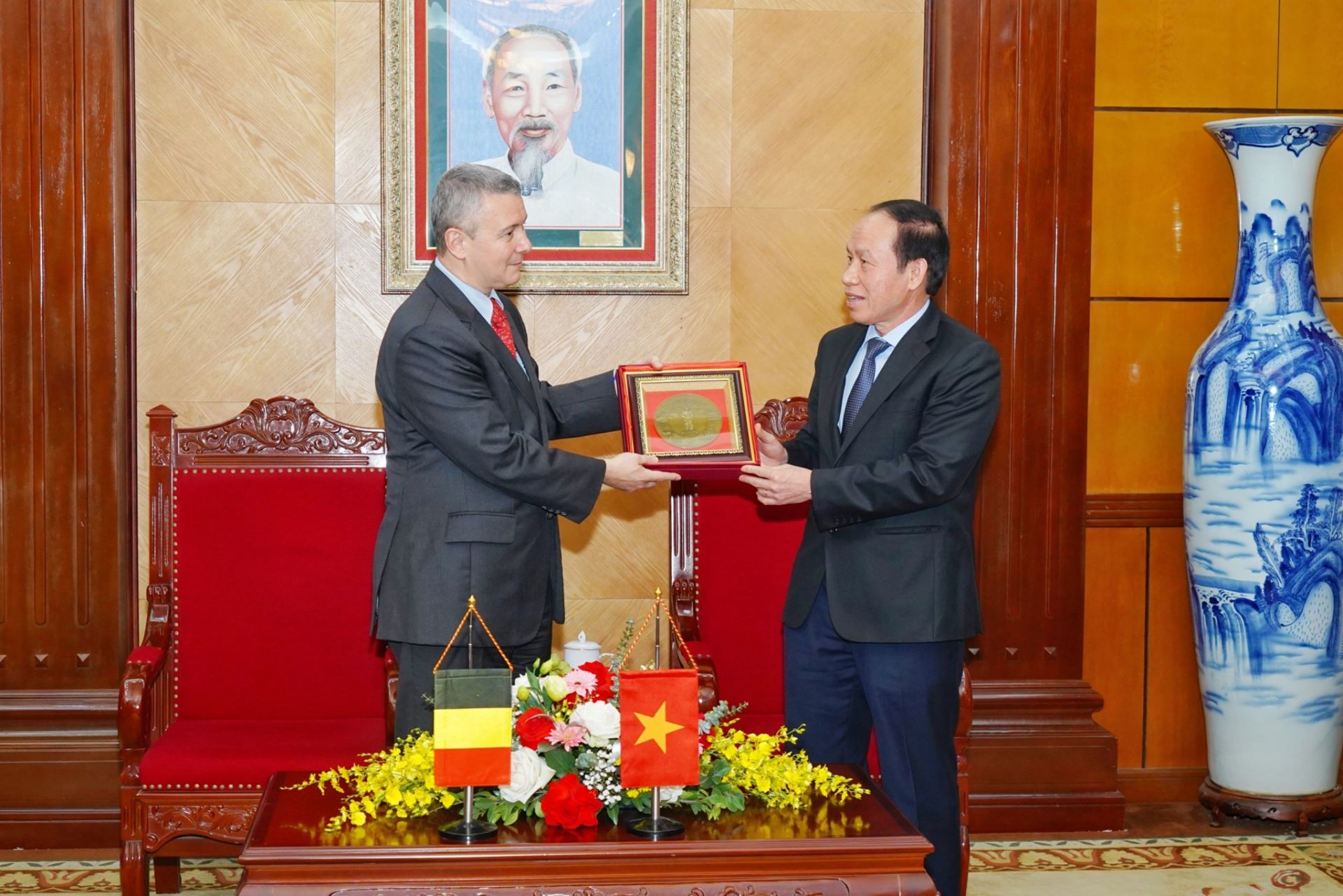 Bí thư Thành  ủy Lê Tiến Châu và Đại sứ Vương quốc Bỉ tại Việt Nam Karl Van den Bossche trao quà lưu niệm.
