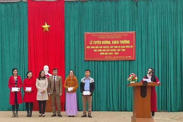Cô giáo Phạm Phương Hiếu, trường THCS Bãi Trành, huyện Như Xuân (thứ 2 từ trái sang) trong Lễ tuyên dương, khen thưởng...