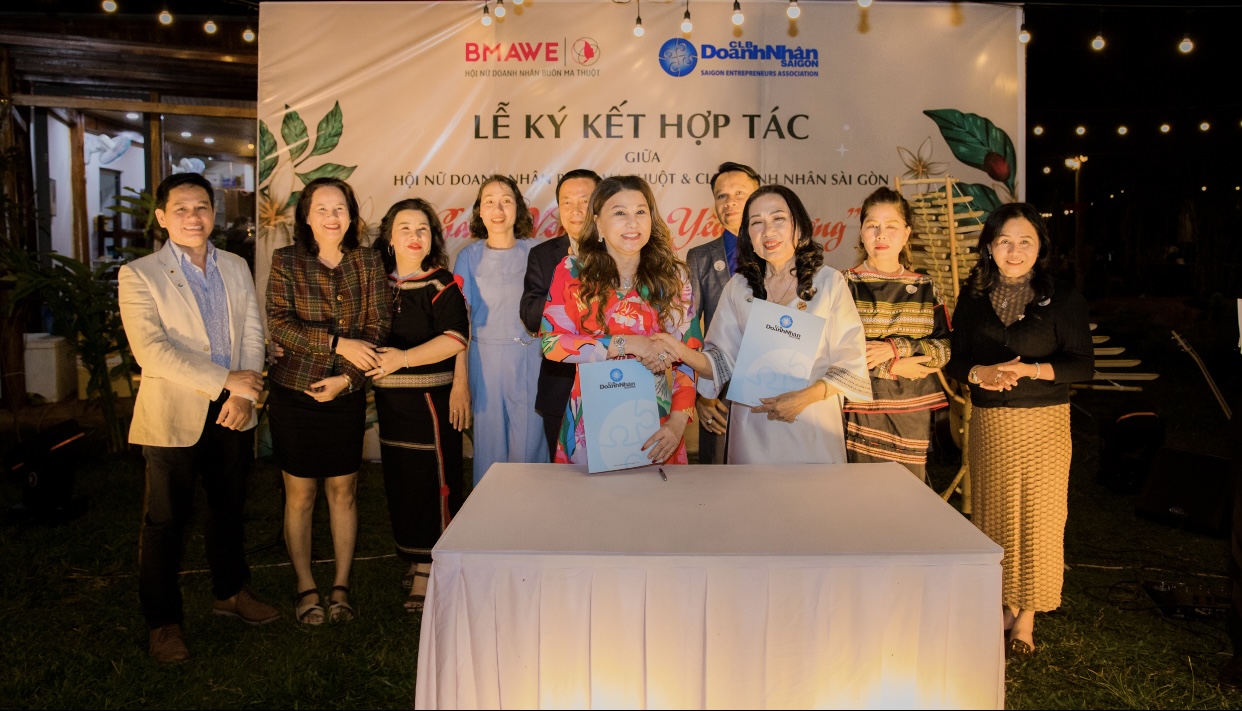 Đại diện Ban điều hành Câu lạc bộ Doanh nhân Sài Gòn và Hội nữ Doanh nhân Tp.  Buôn Ma Thuột ký hợp tác