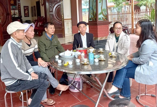 Officials of Labor, Invalids, and Social Affairs of Ha Thach commune went down to residential areas to grasp the labor situation.