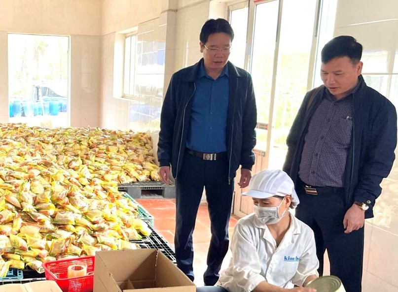 The authorities check the packaging process of products of Kim Boi Joint Stock Company before transporting them for export.