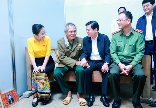Bí thư Tỉnh ủy Nghệ An Thái Thanh Quý thăm hỏi và chia sẻ niềm vui với gia đình ông Vi Văn Thơm - Một trong những hộ được nhận nhà mới