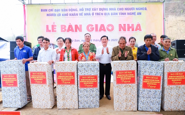 Bí thư Tỉnh ủy Nghệ An Thái Thanh Quý cùng các thành viên trong đoàn công tác tặng quà cho các hộ được nhận nhà mới từ cuộc vận động