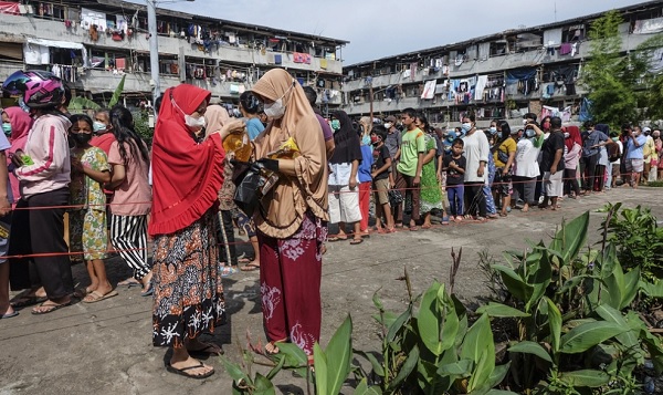 Người dân xếp hàng để mua dầu ăn với giá cả phải chăng ở Palembang, Indonesia (Ảnh: AFP)
